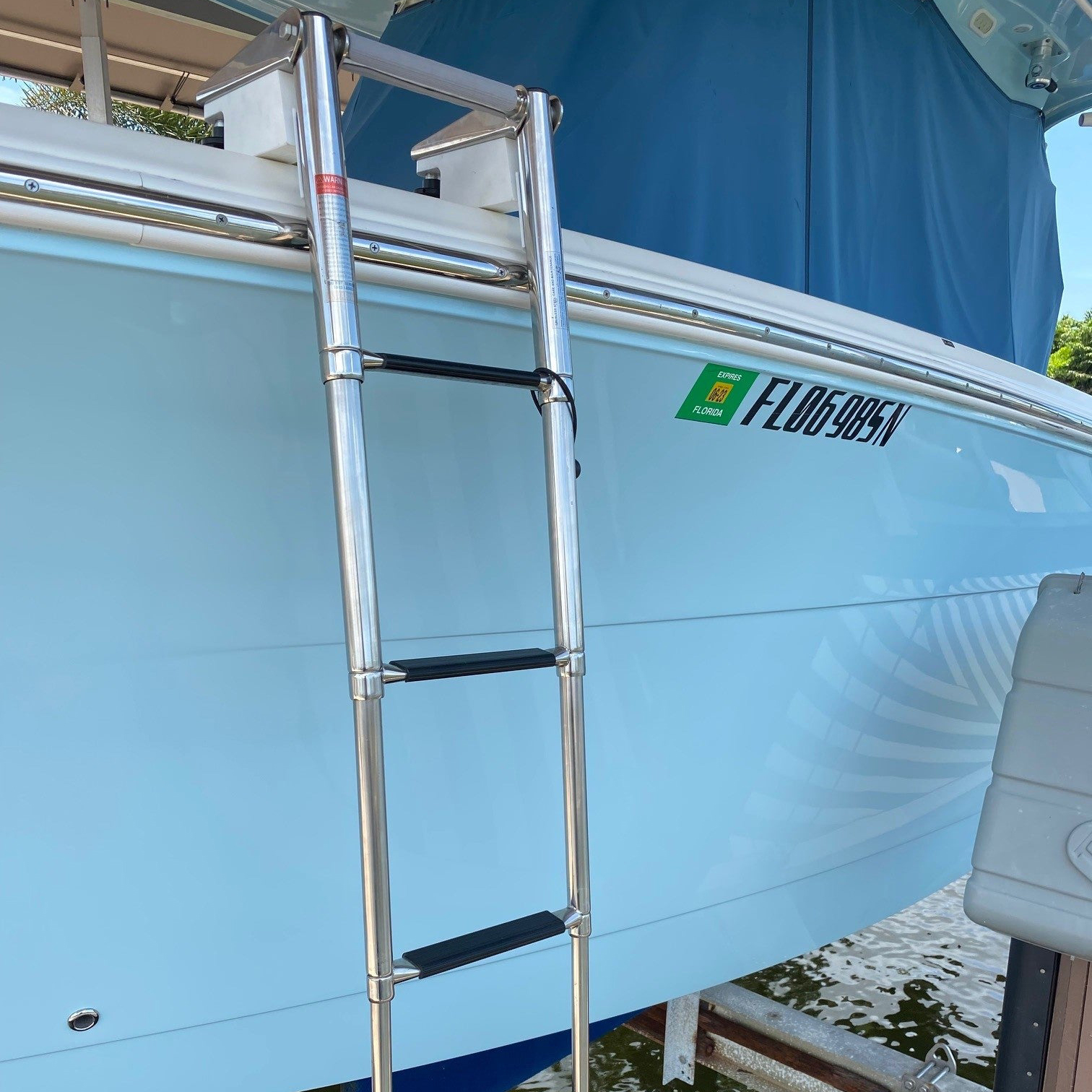 Four step flat surface quick release ladder with 8″ top bracket – LDR4081040000N Product Image 4