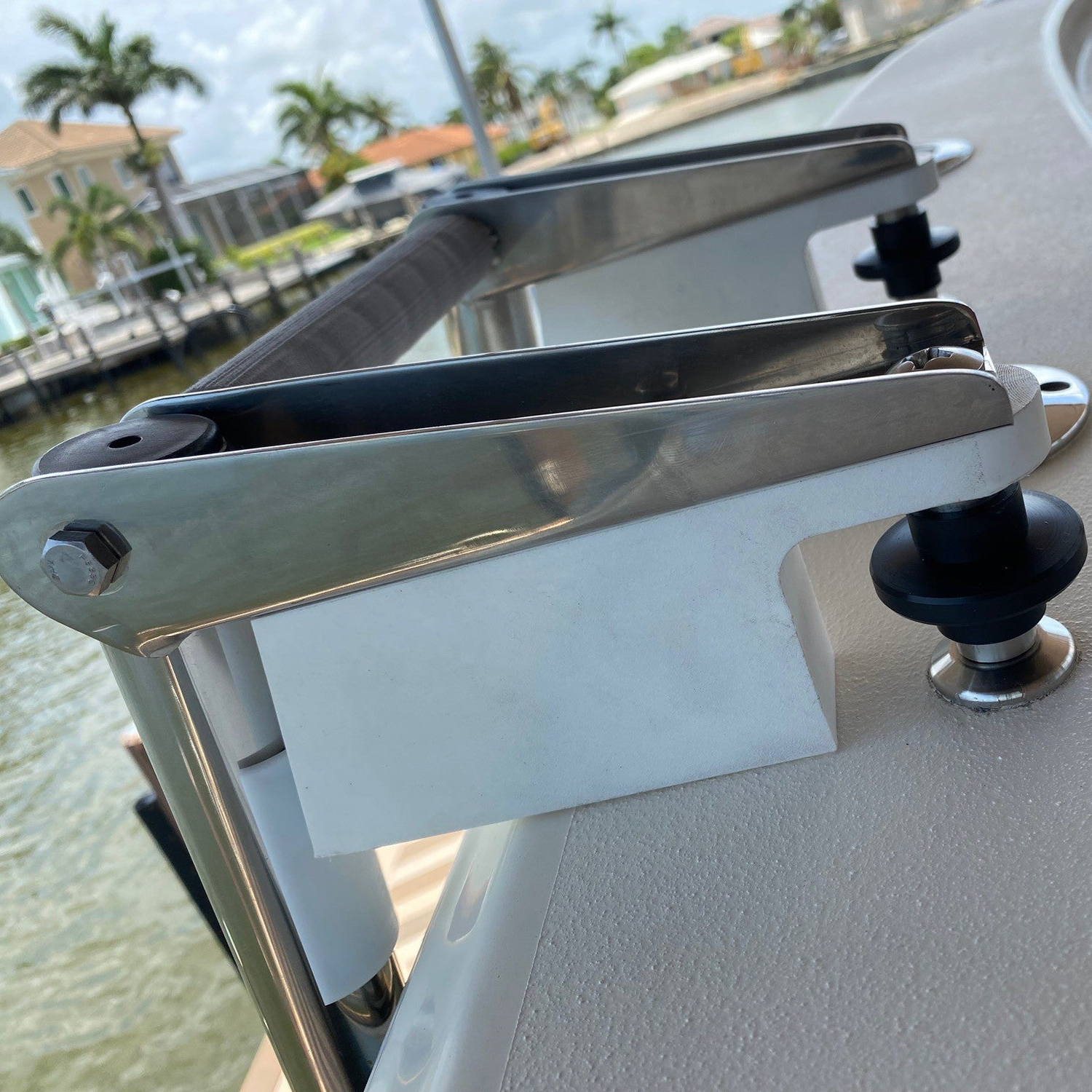 Four step flat surface quick release ladder with 8″ top bracket – LDR4081040000N Product Image 3