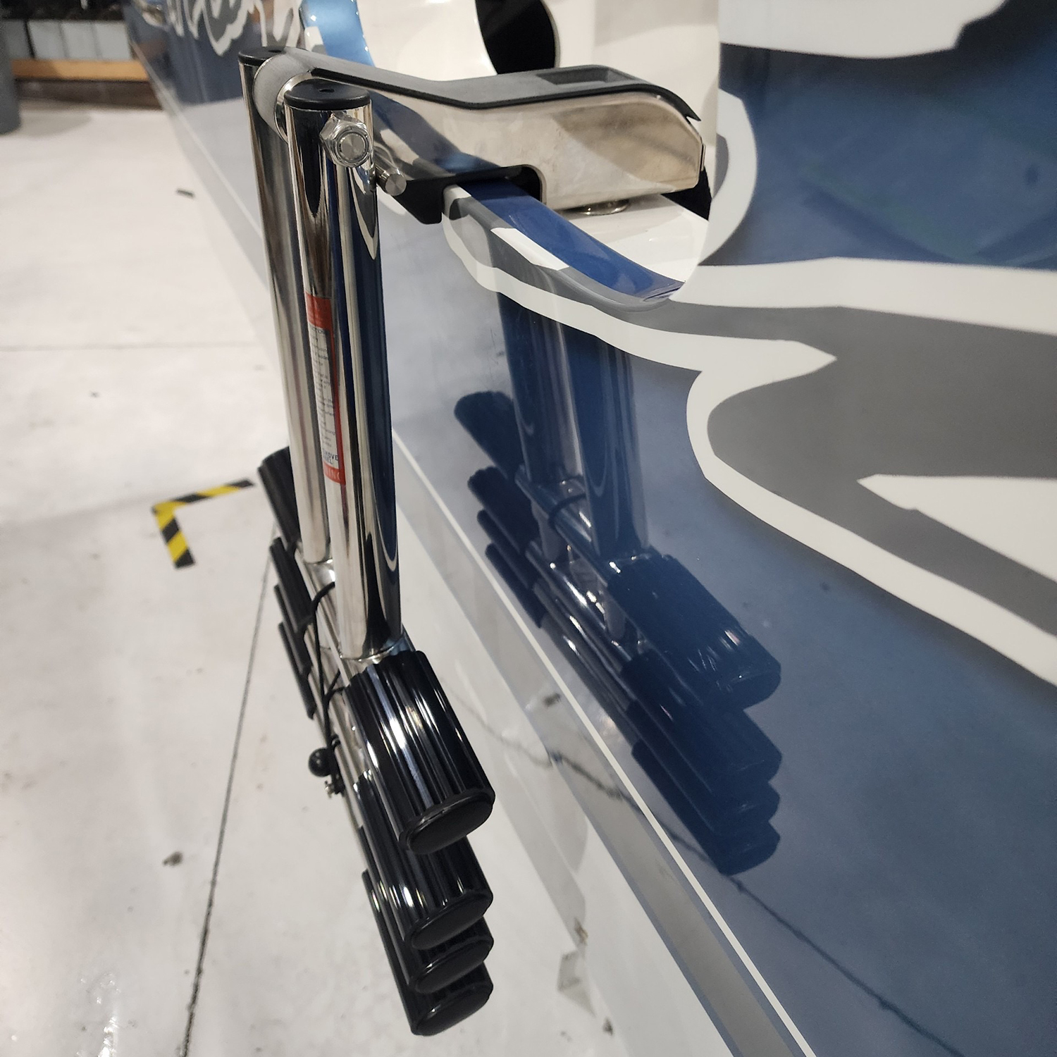 Single pin quick release short base retractable ladder – QRL4SCLA-N
